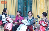 Chờ con thi, bố mẹ đợi trong nắng nóng 37 độ C